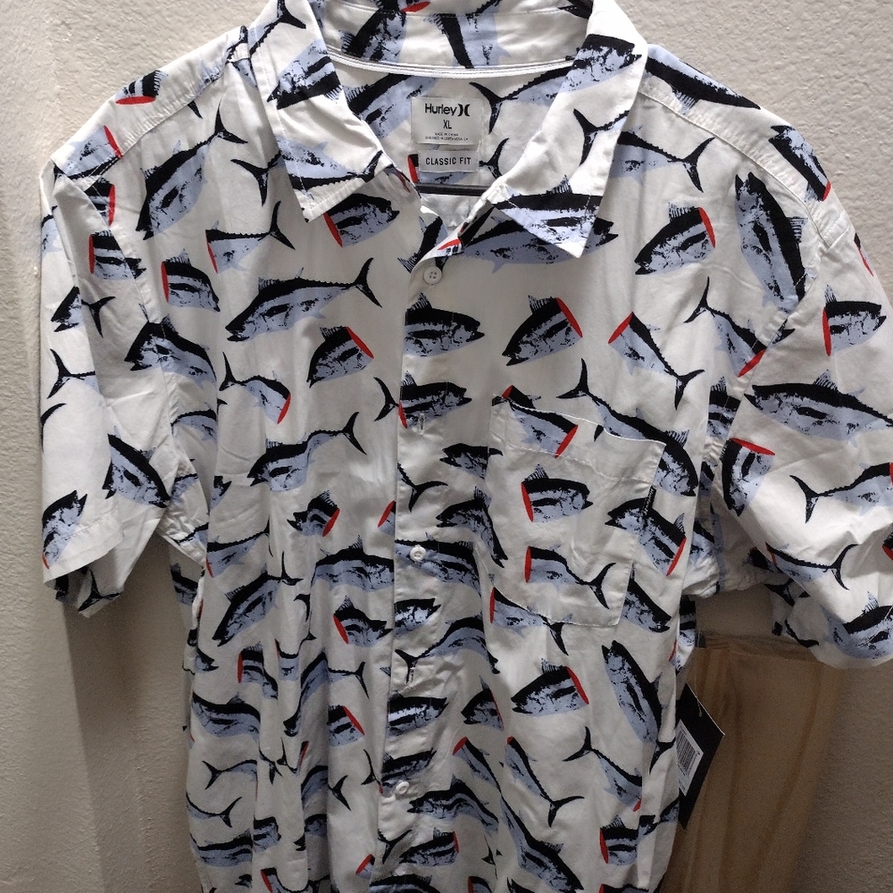 Short sleeve button down Hurley shirt (swordfish print)